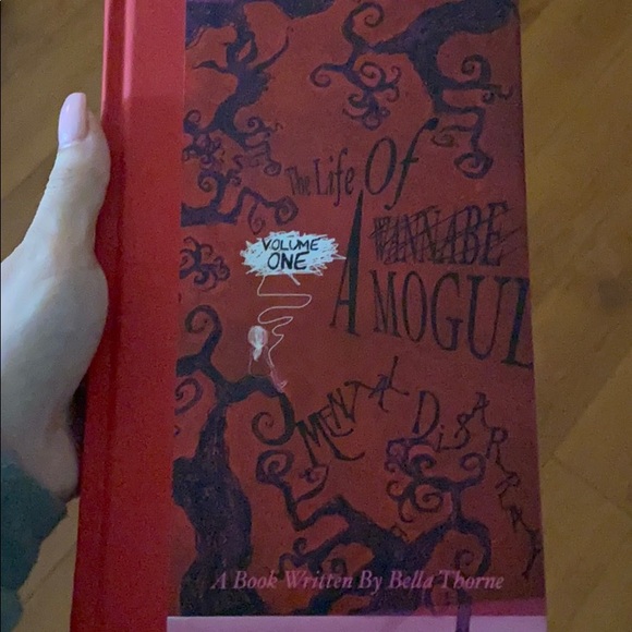 bella thorn Other - Bella Thorne “A Life of a wanna be mogul” book